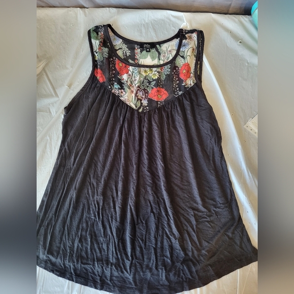 Storm Black Floral Tank Top, Size Medium - Picture 3 of 4